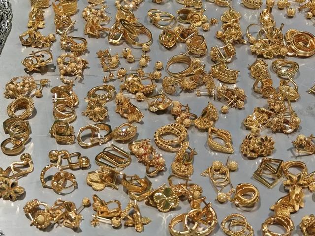 游客行李隱匿金銀制品三千余件，海關當場查獲